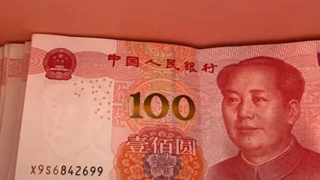 分手近半年,女子搬家意外翻出前男友留下的2000元现金,用途感人