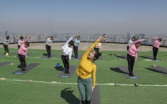 组图:工地建设者在长沙国金楼顶体验高空瑜伽