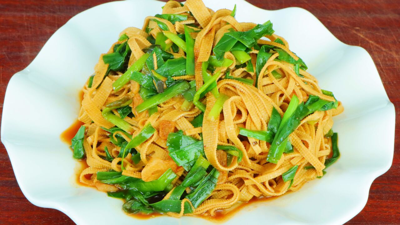 韭菜别再做馅了,加2张豆皮简单一做,鲜香好吃,下酒下饭又解馋