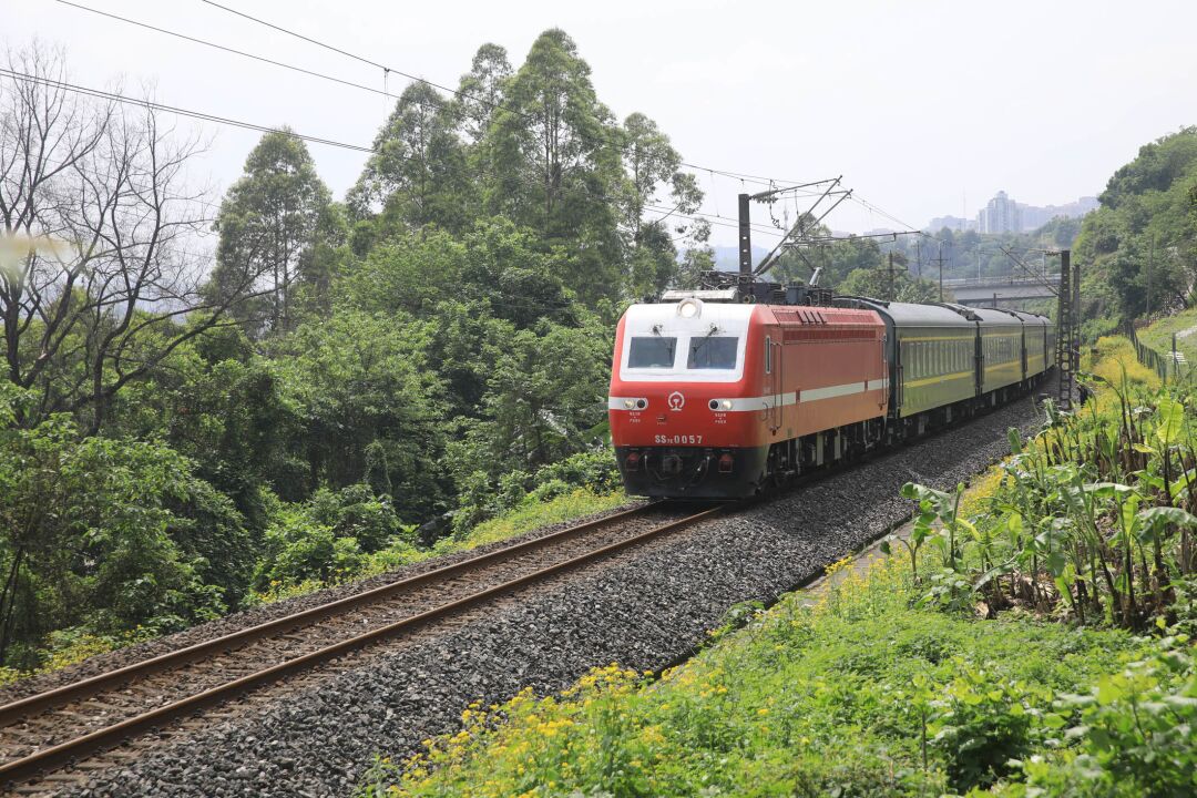 这段时间拍绿皮火车,遇见最多的就是这班,乌鲁木齐到重庆的k680