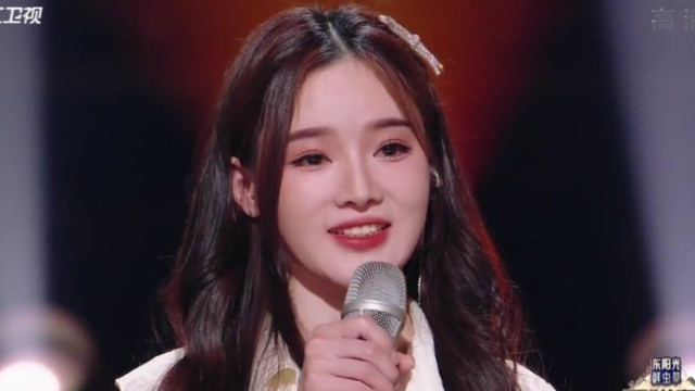 短视频人气歌手戴羽彤,这首《来迟》你肯定听过,成绩非常好!