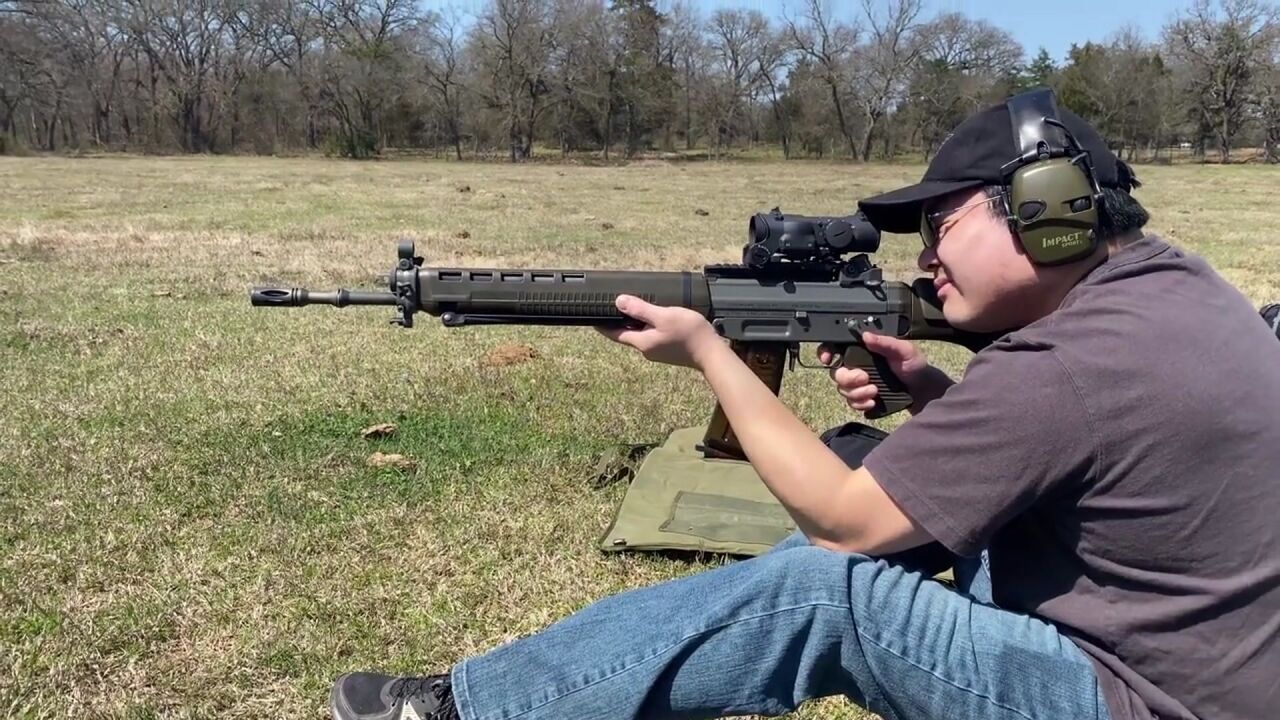 瑞士sig sg550突击步枪,配备瞄准镜与支架射击测试,后坐力不小