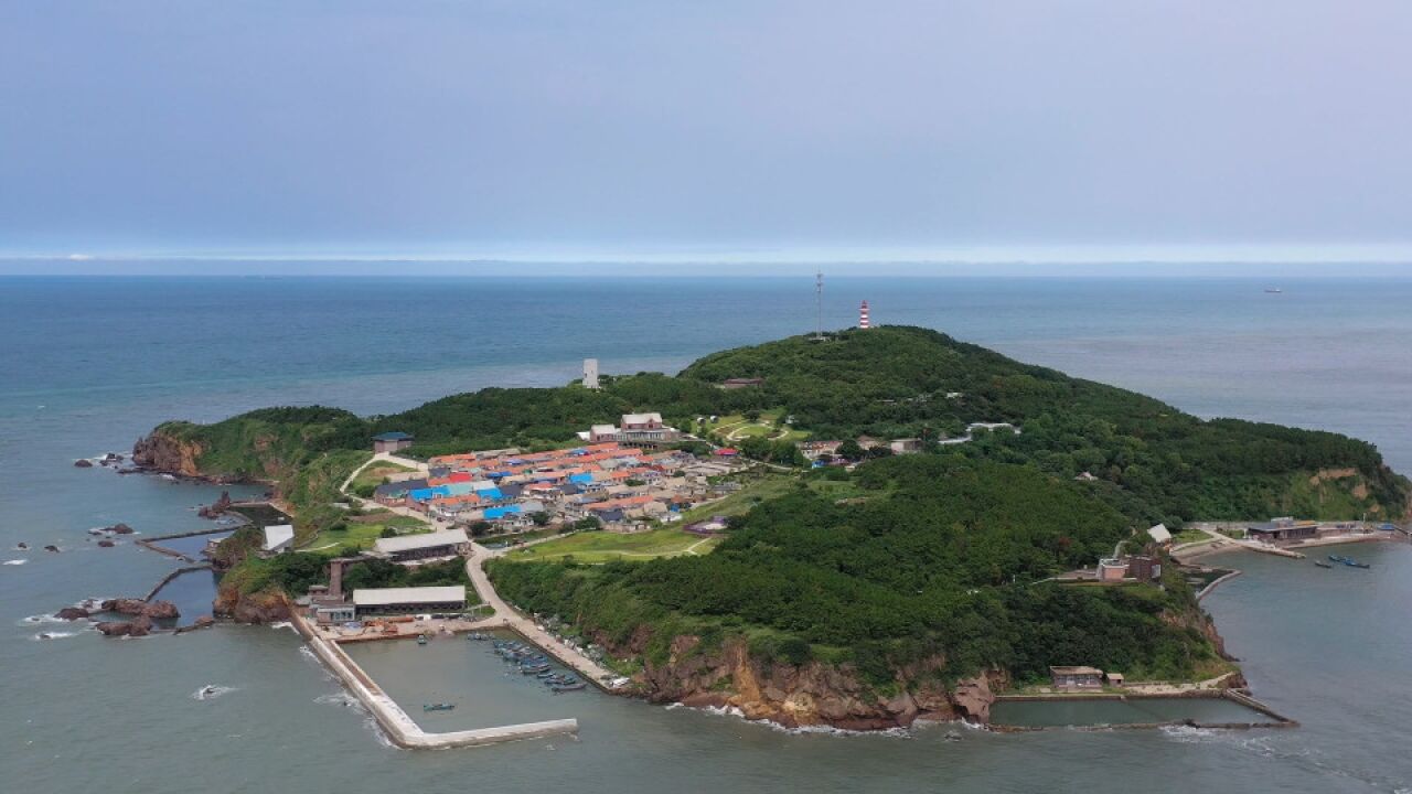 威海雞鳴島,島上只有一個村子,進出島只能坐船