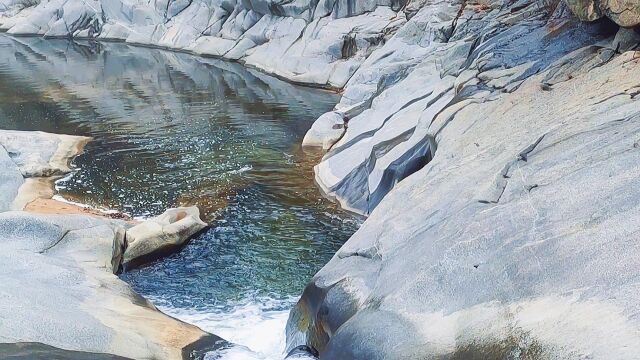 唯美倒放特效:瀑布由深潭自下向上流向山岗