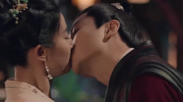 陈晓吻戏太撩了!搞偷袭直接把刘亦菲亲懵,四目对视眼神拉丝