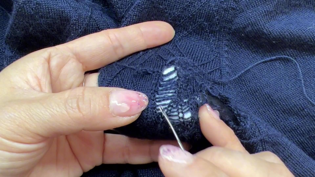 家里羊毛衫有花型的衣服破洞了,这样子来修补.