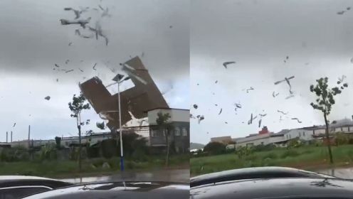 台风来袭潮州现龙卷风 样板房铁皮被撕成碎片悬浮空中