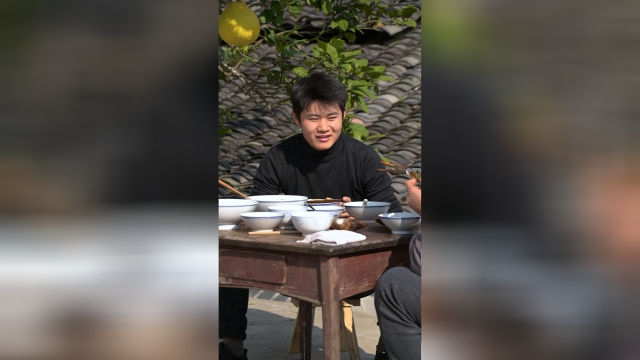 今天偷闲和东毛做了一回神仙,蚌壳这样烤真好吃,你们哪里把这叫啥?