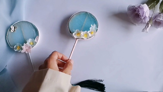 来用一次性口罩和竹签制作超美的古风团扇 变废为宝的小手工