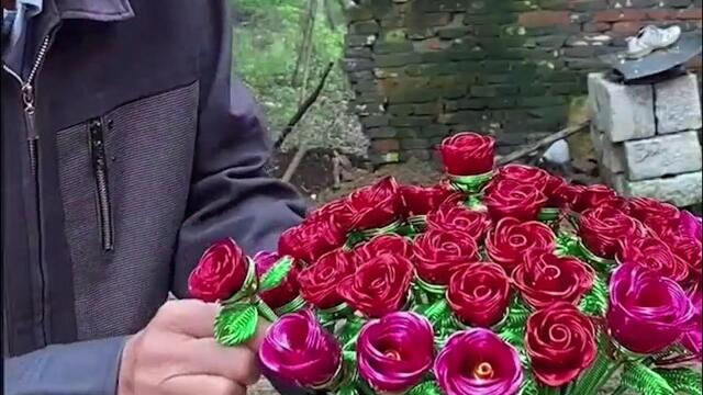 七夕应该送什么?爷爷送奶奶铁丝玫瑰花,这样的浪漫你会吗?