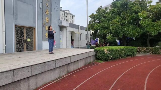 苏州市新庄小学金校长开学典礼领唱国歌