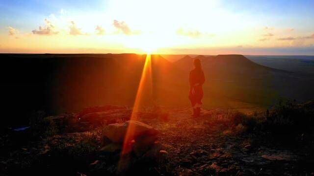 坐落于锡林浩特南的平顶火山果然不负众望,不仅是很好的旅游目的地,也是个出大片的地方!#国庆超会玩指南 #旅行大玩家