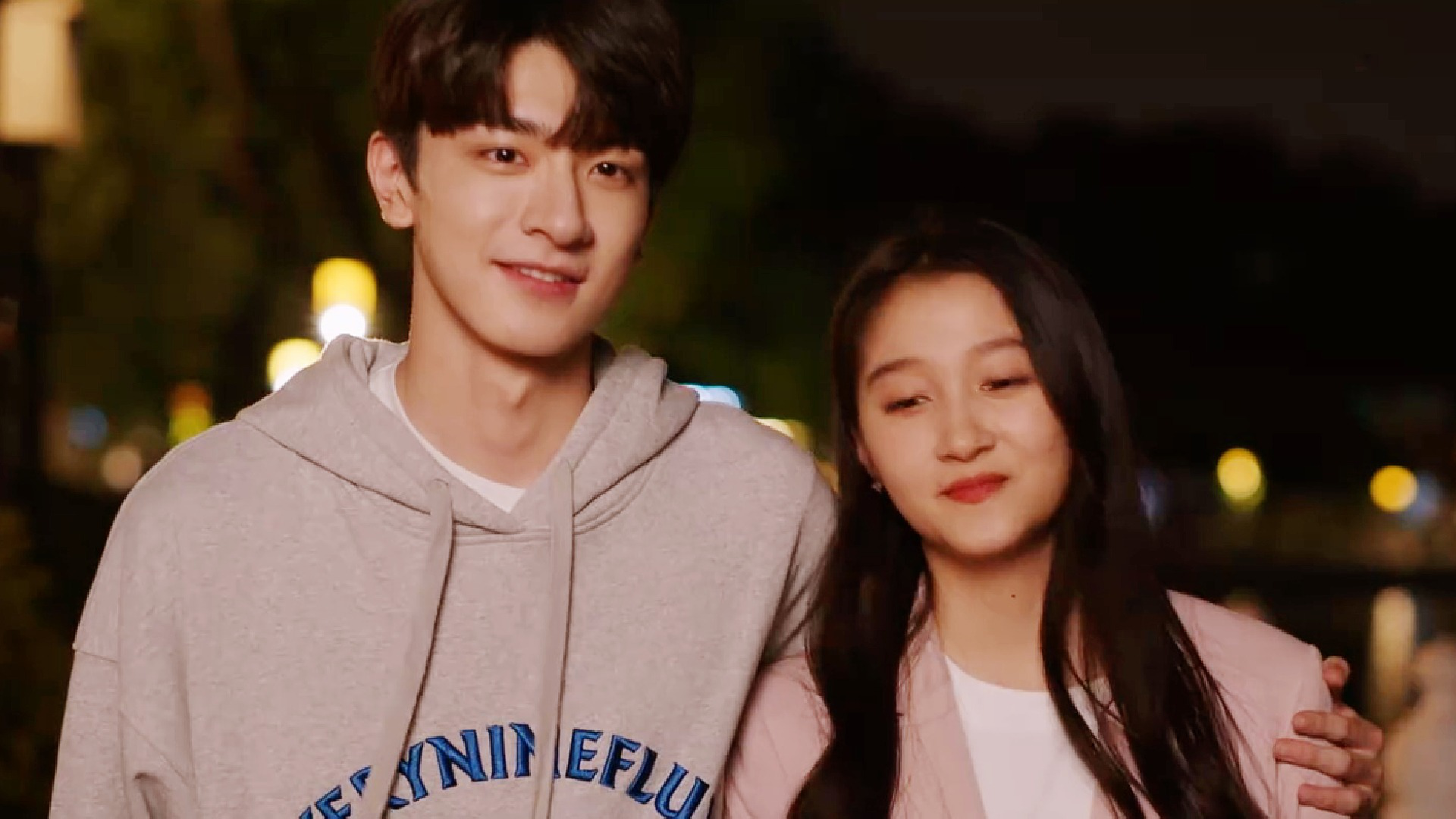 胡同:关晓彤林一当街拥吻这段,连看十遍都不够,太甜了!_腾讯视频