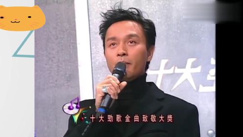 当年的张国荣有多迷人？上台颁奖堪比演唱会，成龙都看入迷了