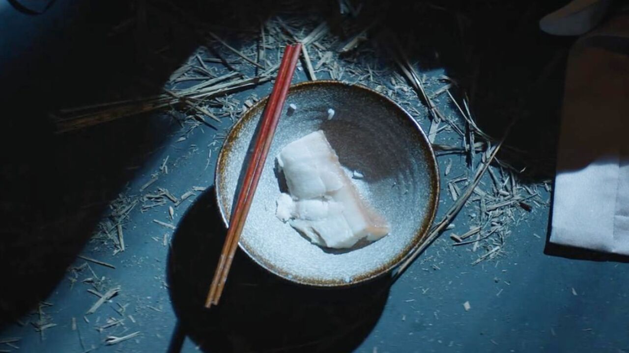 古代断头饭里,为什么必须要放一块生肉?民间传说肉越腥臭越好_腾讯视