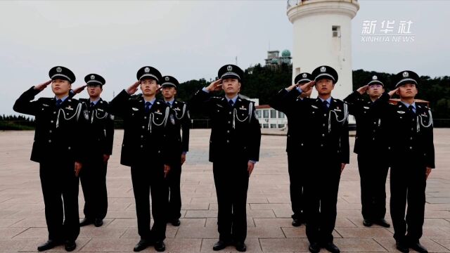 山东荣成:迎日出 升国旗 为祖国献礼