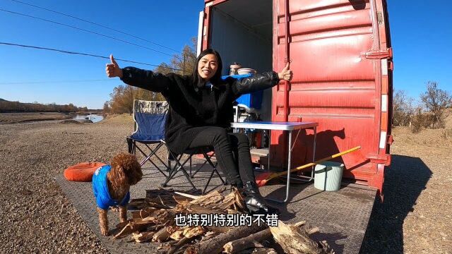 房车旅行以车为家隐居荒郊野外,每天劈柴生火做饭,生活美滋滋