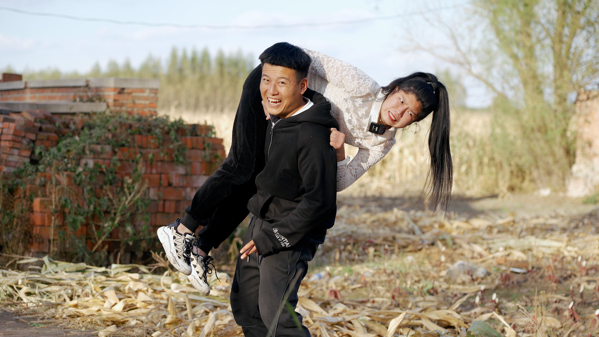 美女欠小伙30万不还,气得小伙把她扛回家当媳妇,过程太逗了