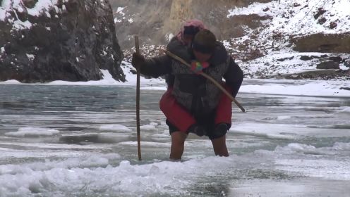 喜马拉雅山人的求学之路，冰天雪地步行十天十夜，背着孩子去上学