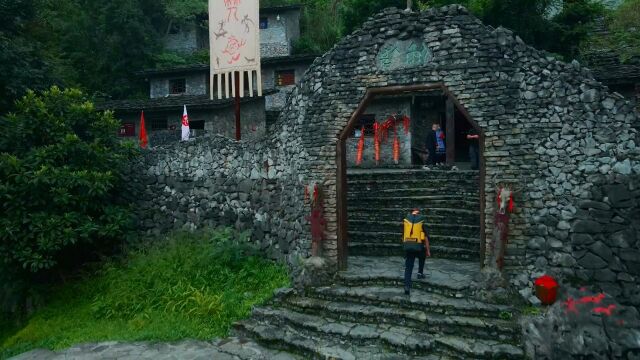 宜宾兴文石海景区村民意外发现神秘洞穴,据说里面恍如世外桃源,过去一探究竟