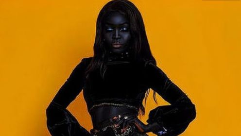 非常黑的女模特，全身上下“黑不溜秋”，被称作美丽黑珍珠