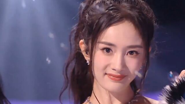 杨幂跨年演唱会状态也太好了,最后的ending直接重回20岁,好甜好美! 