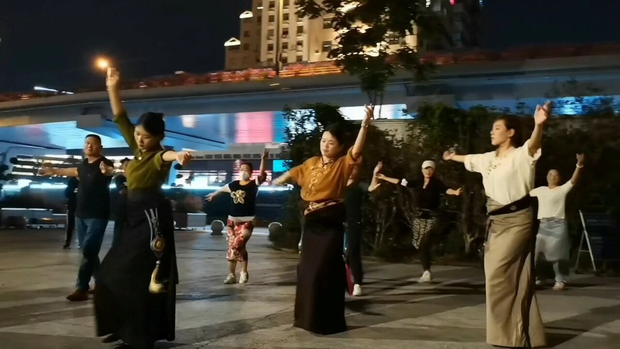 红遍全网的藏族《锅庄舞》藏族美女云集，听经典歌曲《画你》《次真拉姆》_腾讯视频