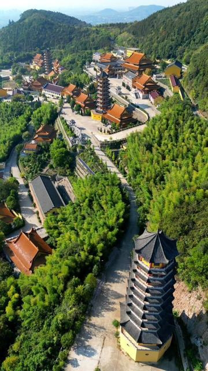 宏觉寺位于南京市祖堂山,始建于南朝梁天监二年503年.