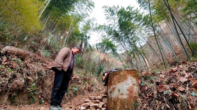 湖南农村干旱大半年,趁着春节人都在家,重新修缮近30年的老水井