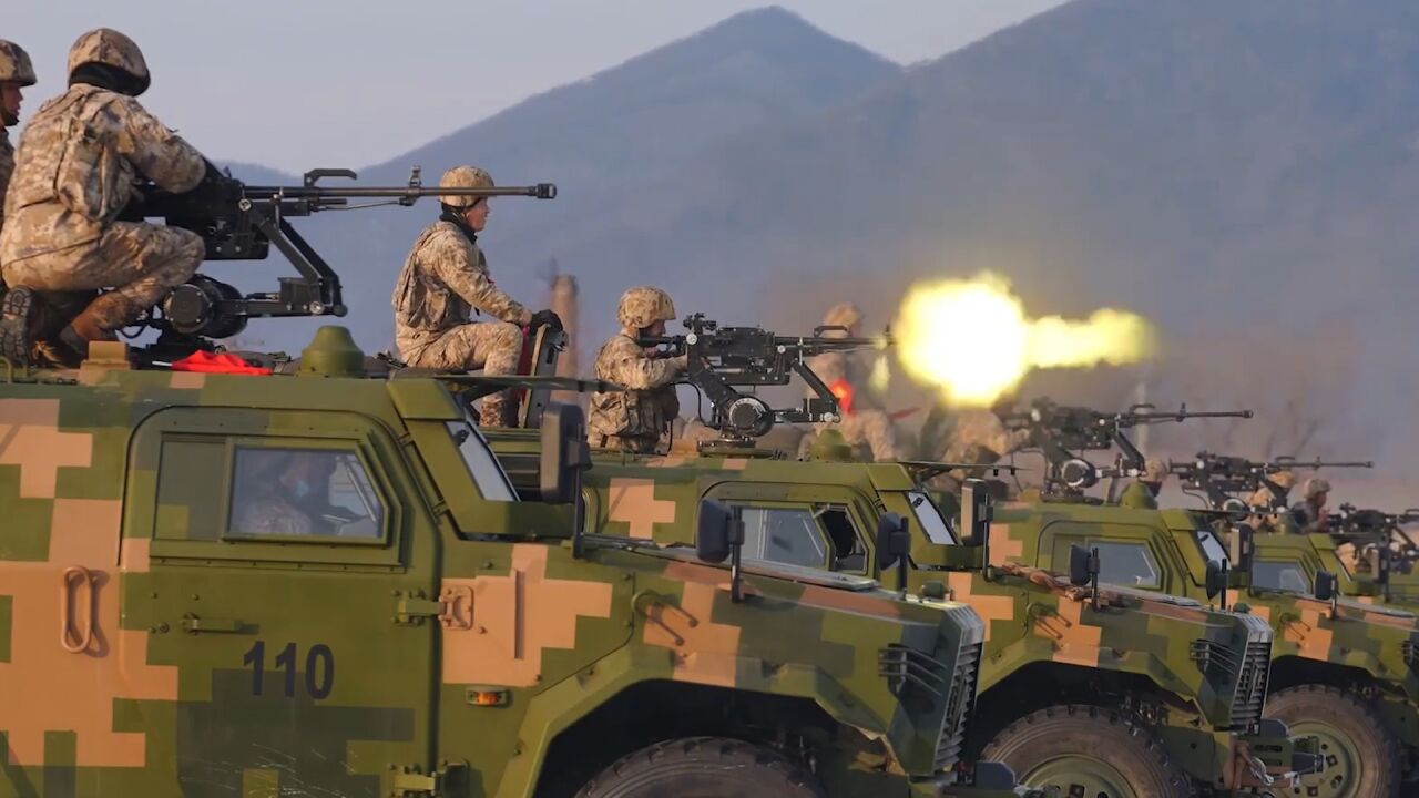 火力全开!解放军车载重机枪并排射击 高效摧毁各类目标