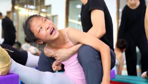 6岁女孩初学芭蕾，被老师硬生生压出一字马，从艺之路何其艰辛！