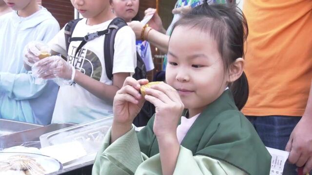 【网络中国节ⷤ𘭧狣€‘游客在黄山之巅过中秋,庆团圆