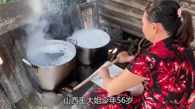 山西大姐做面条,先盘腿坐,再用木条削成条,顾客起名“削面王”