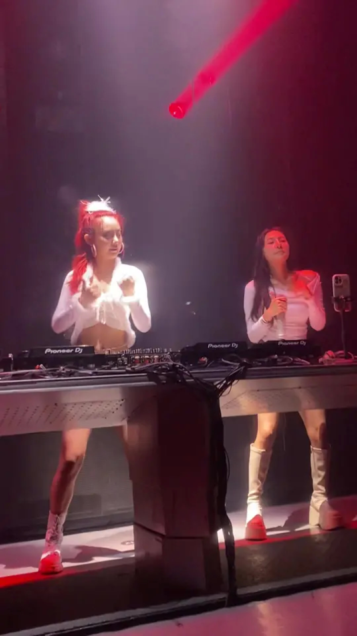 最怕酒吧突然煽情#大型蹦迪现场 #小姐姐蹦迪 #现场实拍 #酒吧 #人气