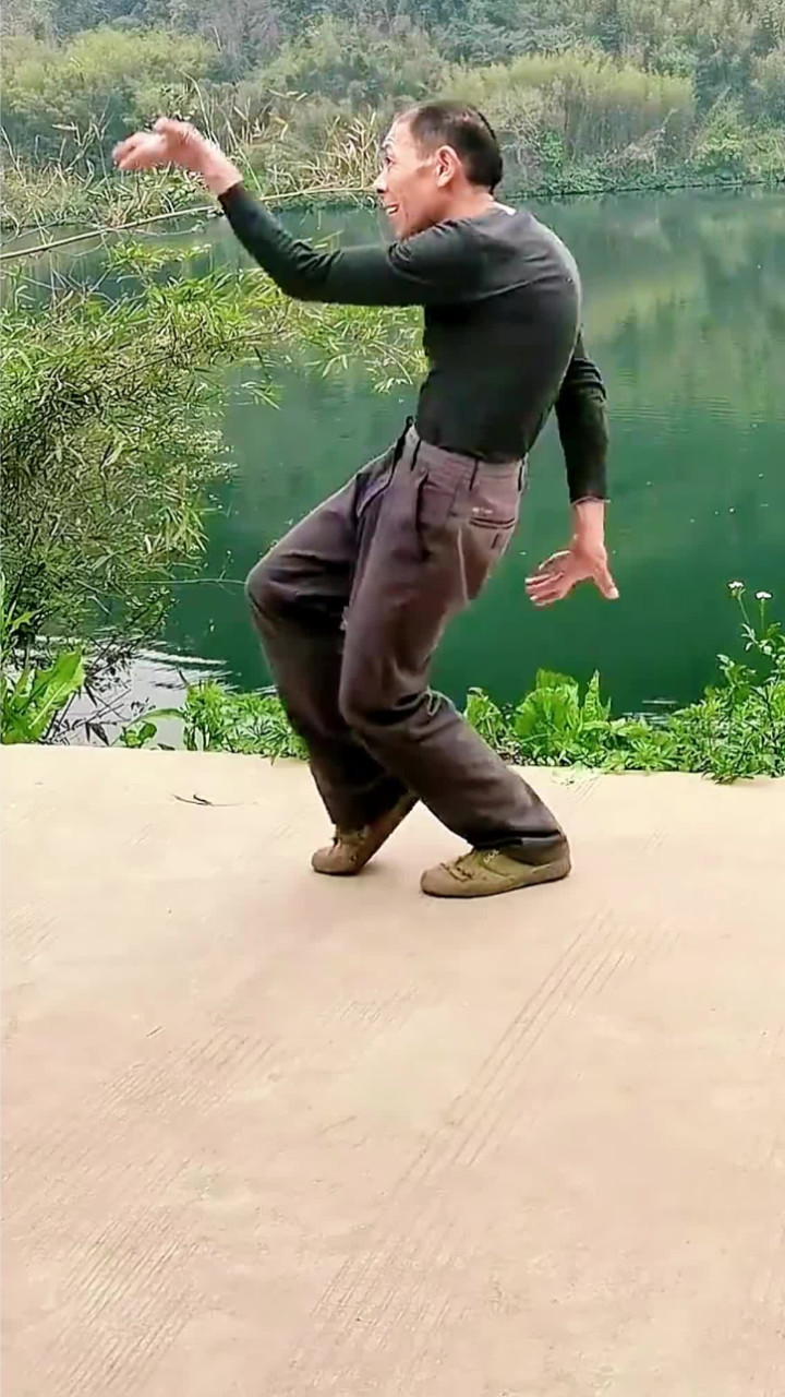 别有风味的孔雀舞,大爷山水间跳傣族舞,自然舒展笑容满分!