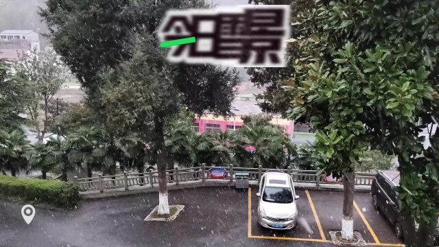 气温骤降,湖北十堰迎来3月“桃花雪”,注意行车安全!