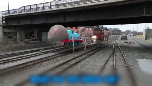 在诡异的铁路附近，出现了蓝色的火车头，它居然是变异的托马斯