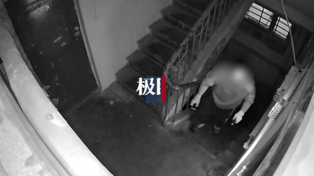 【视频】小区楼道一夜之间印满“牛皮癣”,商家称愿上门清理,城管局回应