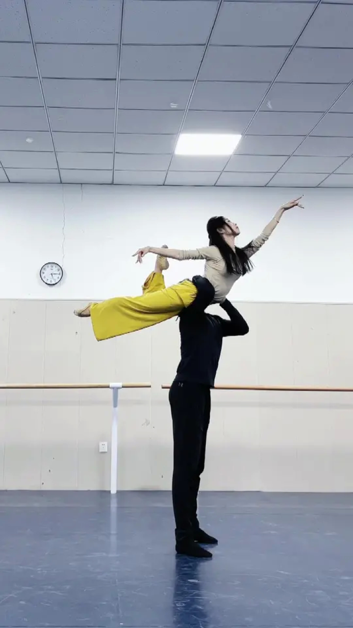 "风是自由的,希望你也是"#双人舞 #托举 #古典舞