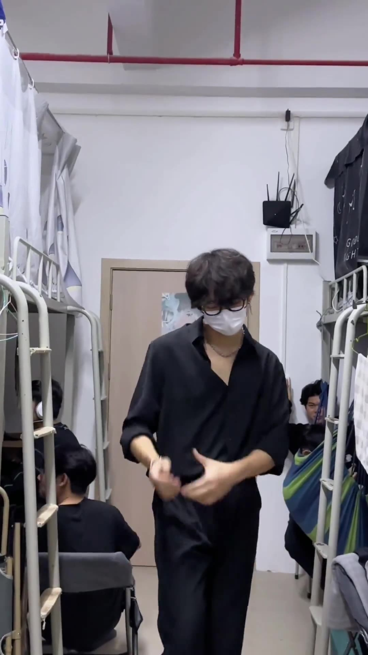 男生宿舍这样跳,晚上真的不危险嘛?#宿舍灯光秀 #魅力波动摇