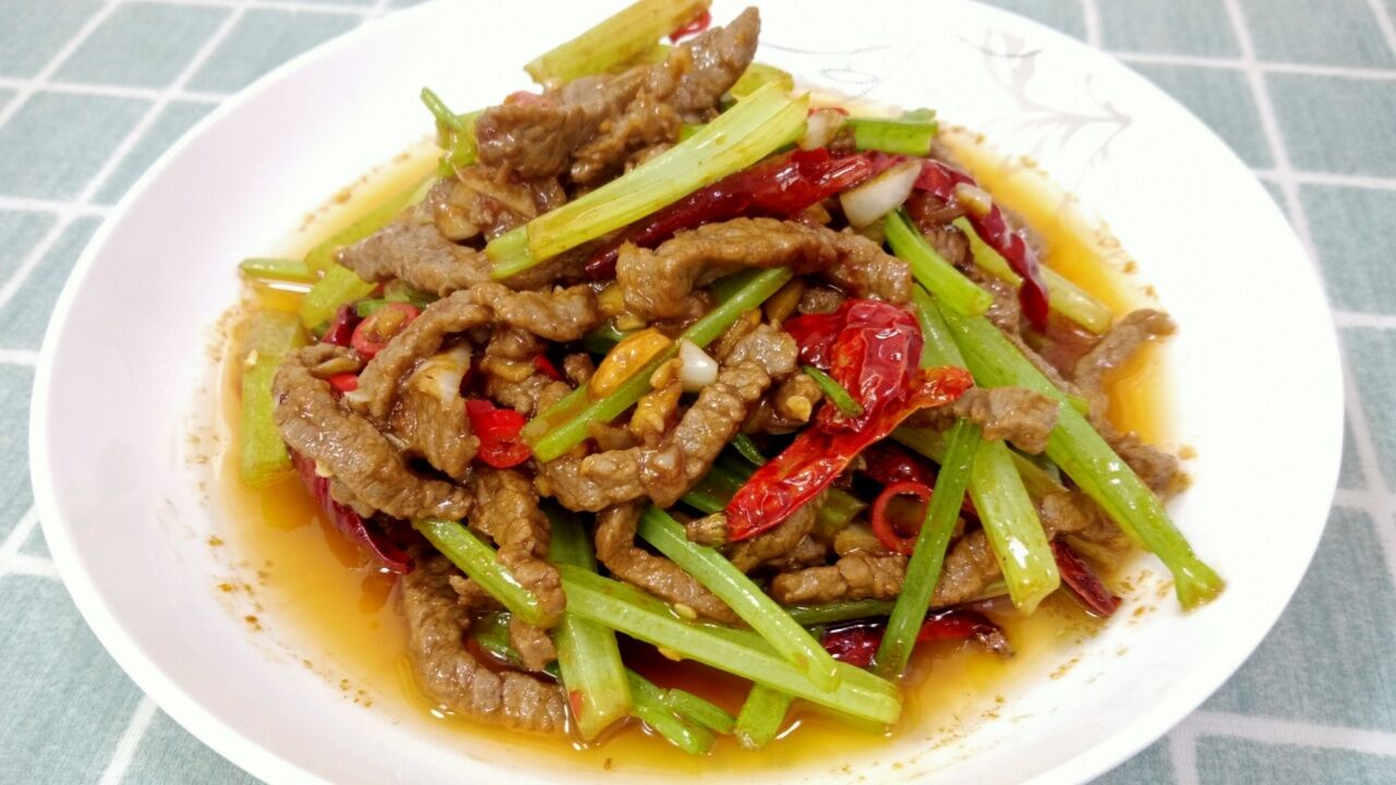 芹菜炒牛肉丝家常做法,诀窍全在这里,不仅入味还非常嫩