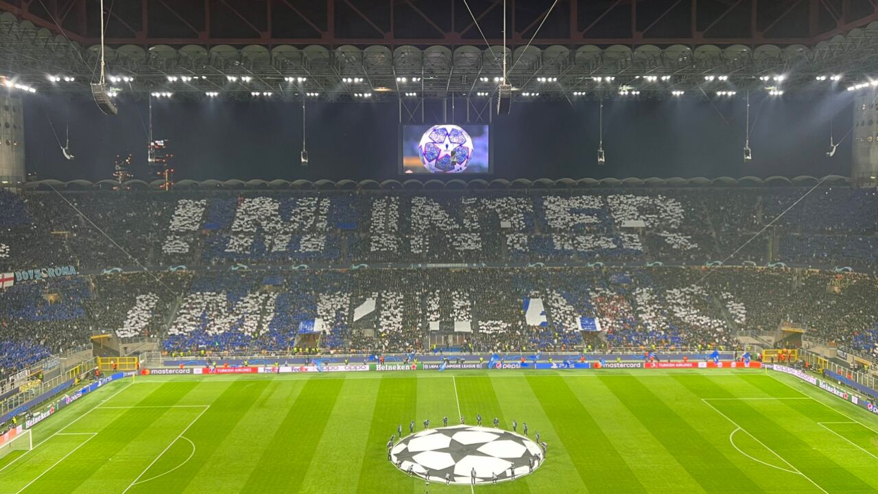 现场感受欧冠梅阿查球场氛围:国米主场球迷手机灯光齐亮,这气氛太美妙