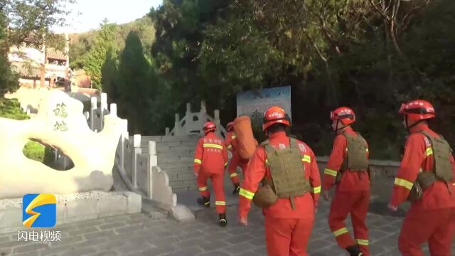 邹平:女生爬山崴脚被困山顶 消防员担架救援护送就医