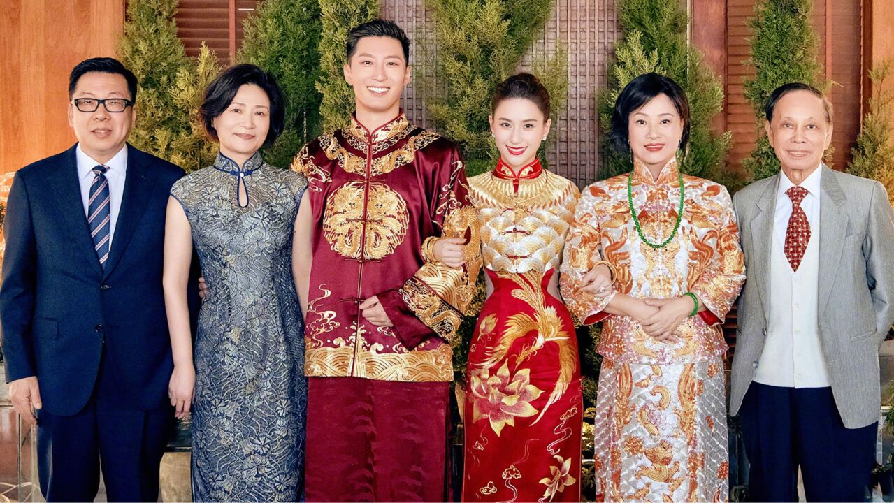 赌王三太盛装出席何超莲婚礼!超大钻戒好抢眼,气质不如窦骁妈妈