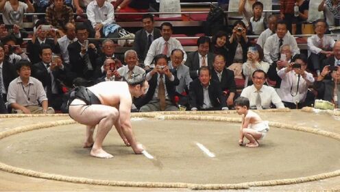 相扑史上差距最大的比赛，小男孩仅用一招就将百斤巨兽推下台