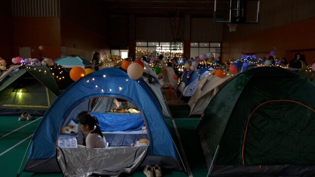 深圳市罗湖区桃园小学首届“荧光夜读”活动,把世界交给孩子