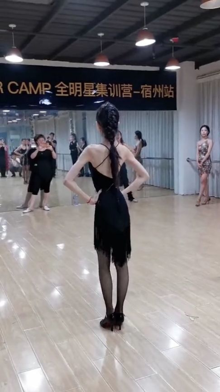 宝藏女孩吧拉丁舞天才李茉晗练舞日常,褪去黝黑妆容其实很白