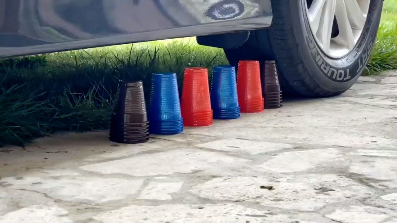 趣味解压实验 汽车压过彩色塑料杯