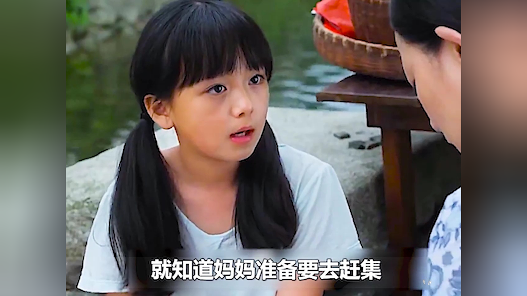 红剪花:女孩双腿残无法走路,却靠一双小手剪纸花,征服外国人