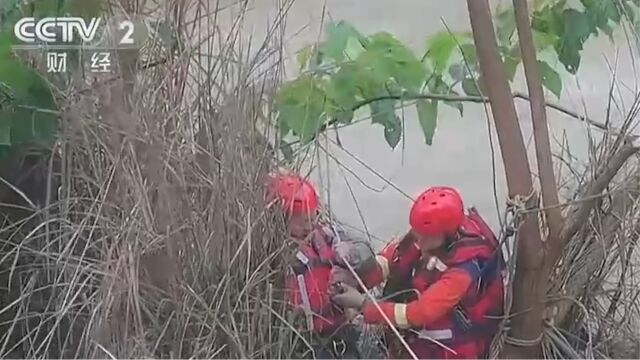 关注多地强降雨,江西资溪:一人被困孤岛,消防人员紧急救援